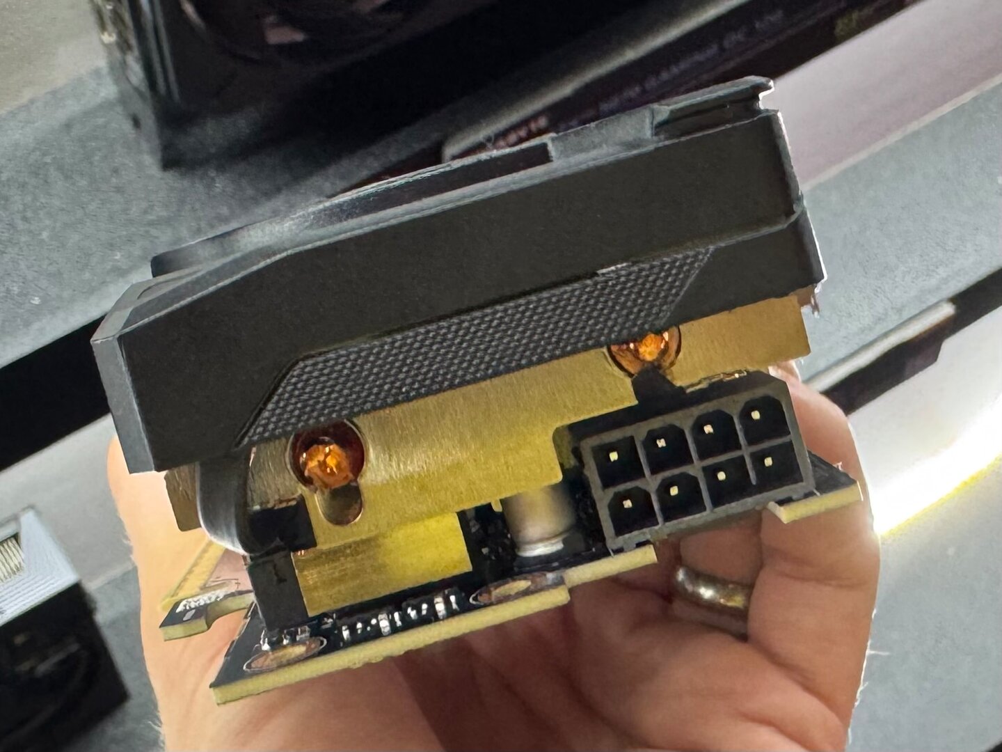 Ein 8-Pin-Stromanschluss findet sich am Kartenende