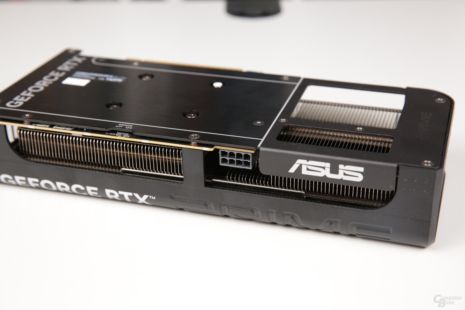 Der Stromanschluss der Asus GeForce RTX 5060 Prime OC