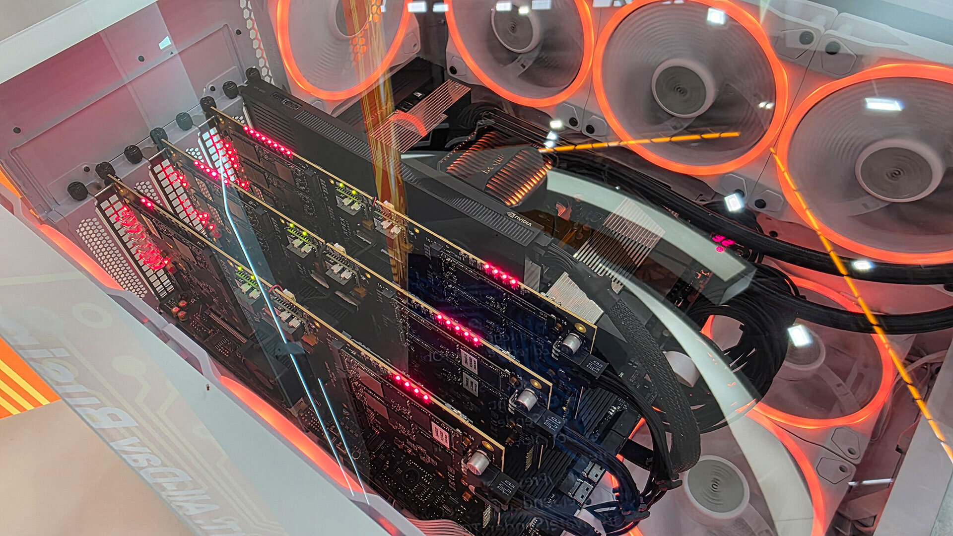 Demo-System mit 32 Mal Phison E28 auf Apex-Adapterkarten