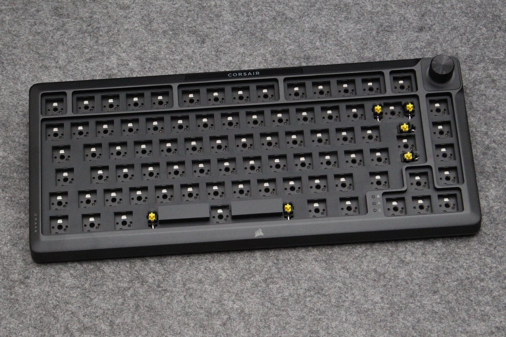 Basis ist ein Vollmetall-Barebone mit Metallgehäuse, PCB und Dämmung