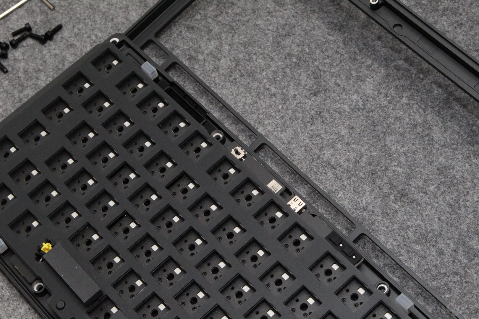 Alle nötigen Schalter für den Wireless-Betrieb lötet Corsair schon auf das PCB