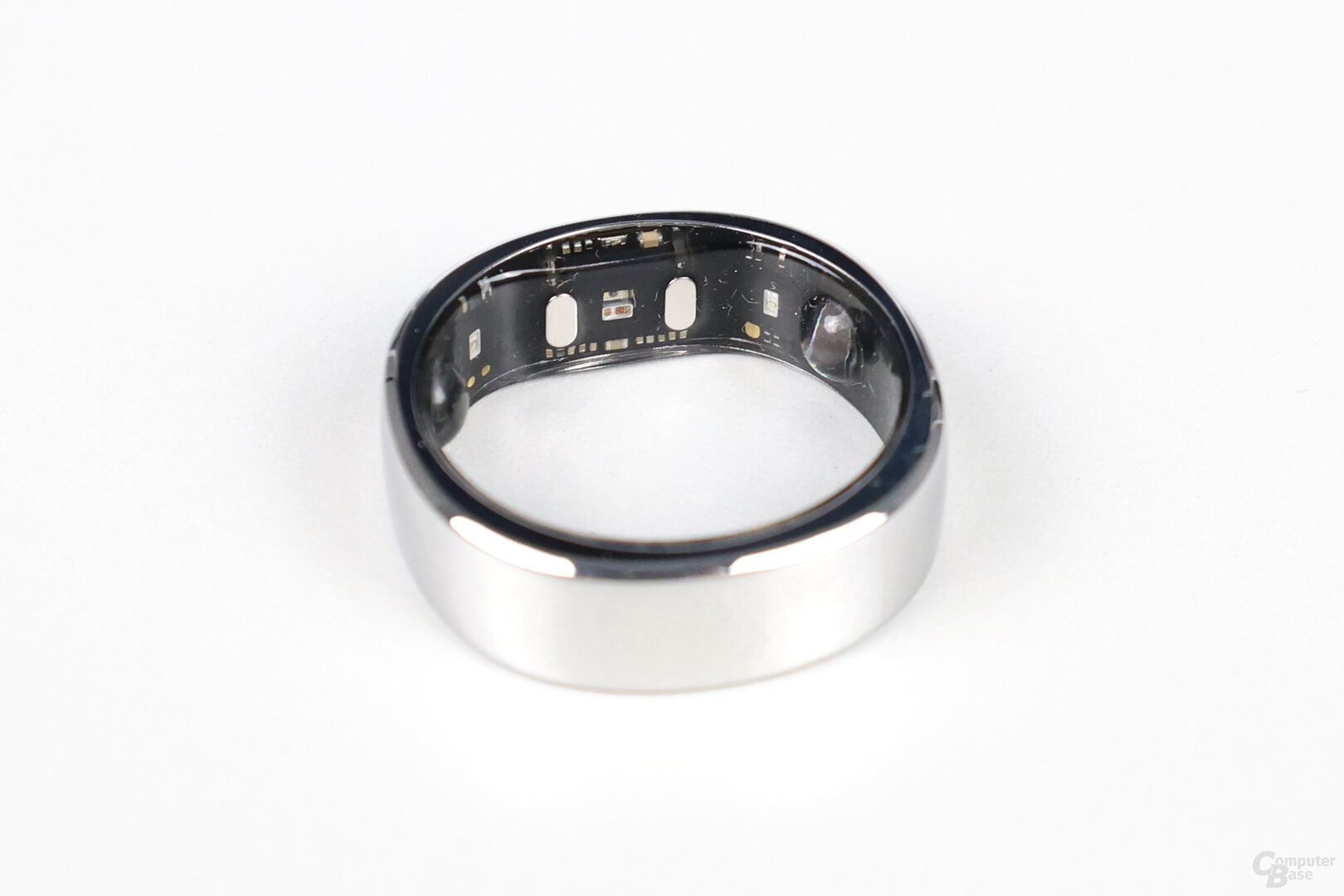 Zahlreiche Sensoren an der Innenseite des RingConn Gen 2 Smart Ring