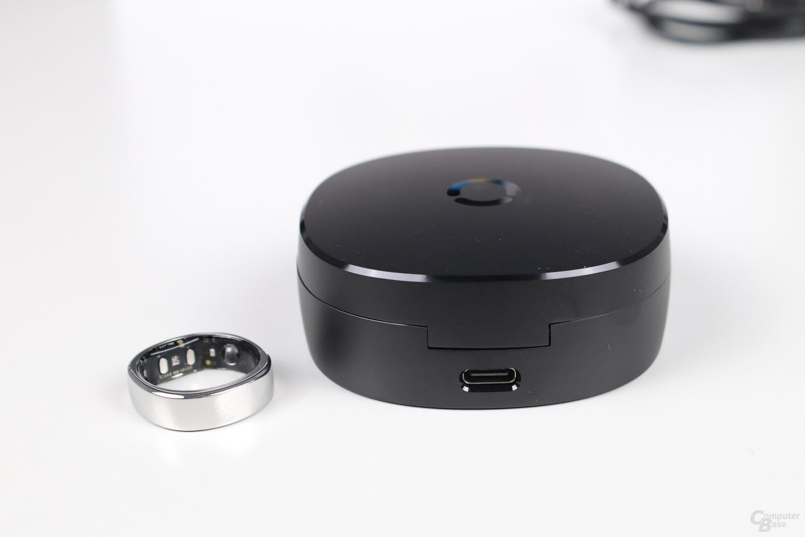Das Ladecase des RingConn Gen 2 Smart Ring wird über USB-C geladen