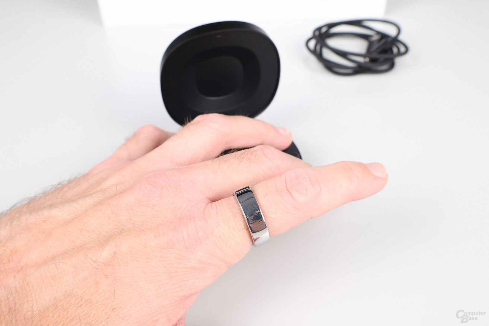 Der silberne RingConn Gen 2 Smart Ring glänzt