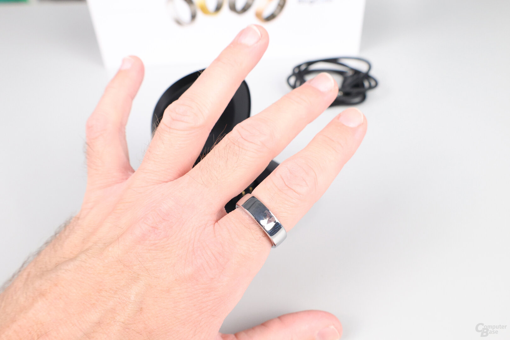 Der silberne RingConn Gen 2 Smart Ring glänzt