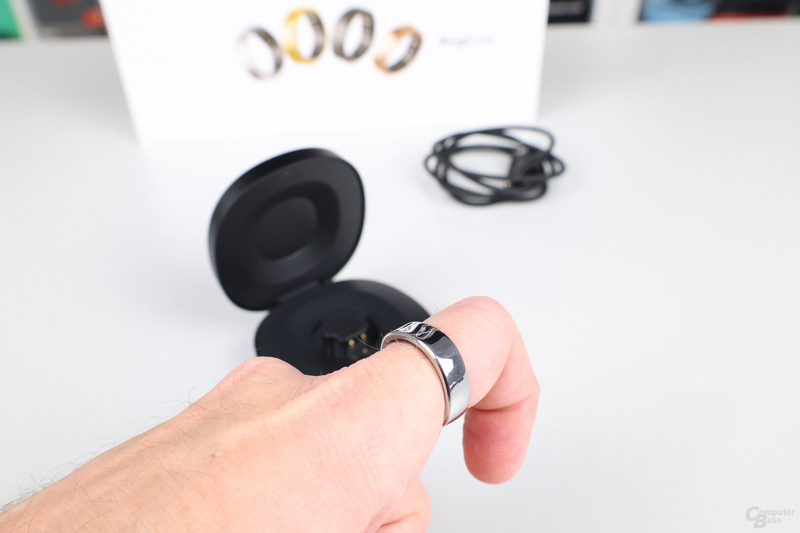 Die Oberfläche des RingConn Gen 2 Smart Ring ist leicht konkav