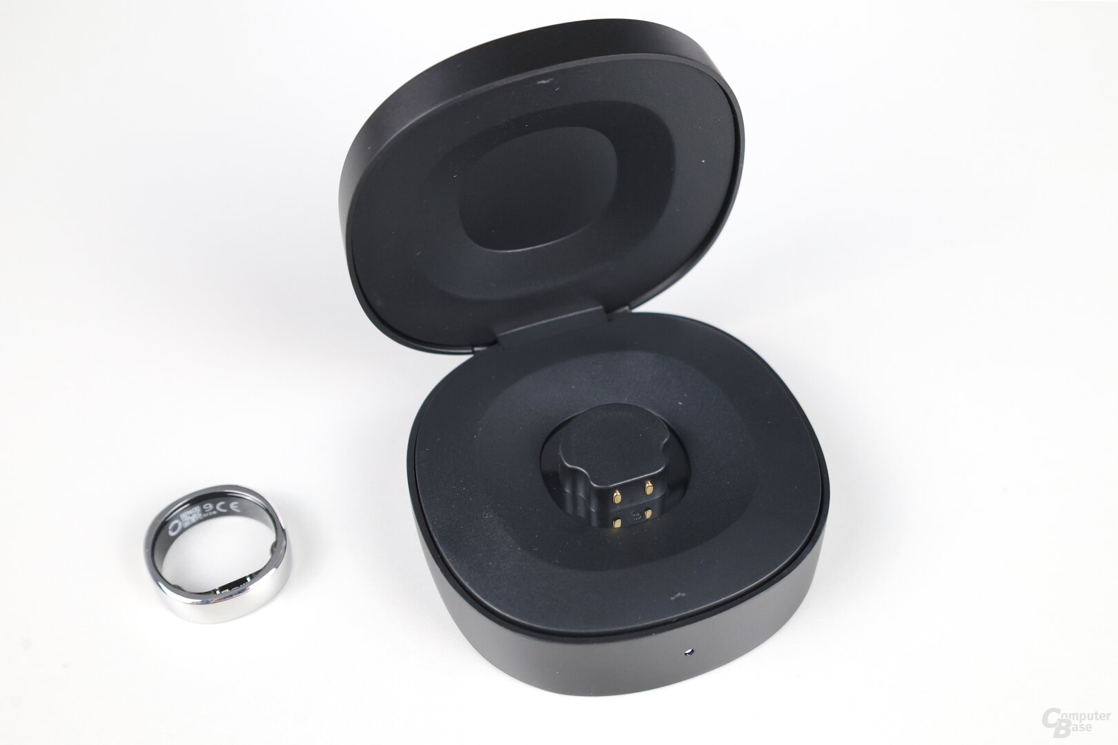 RingConn Gen 2 Smart Ring: Kontakte zum Laden im magnetischen Case