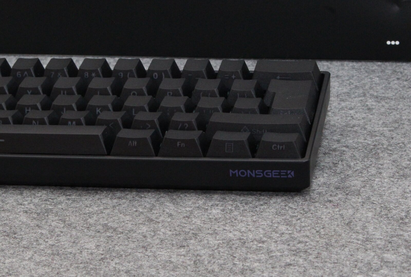 Tasten beschriftet Monsgeek nur an der Stirnseite
