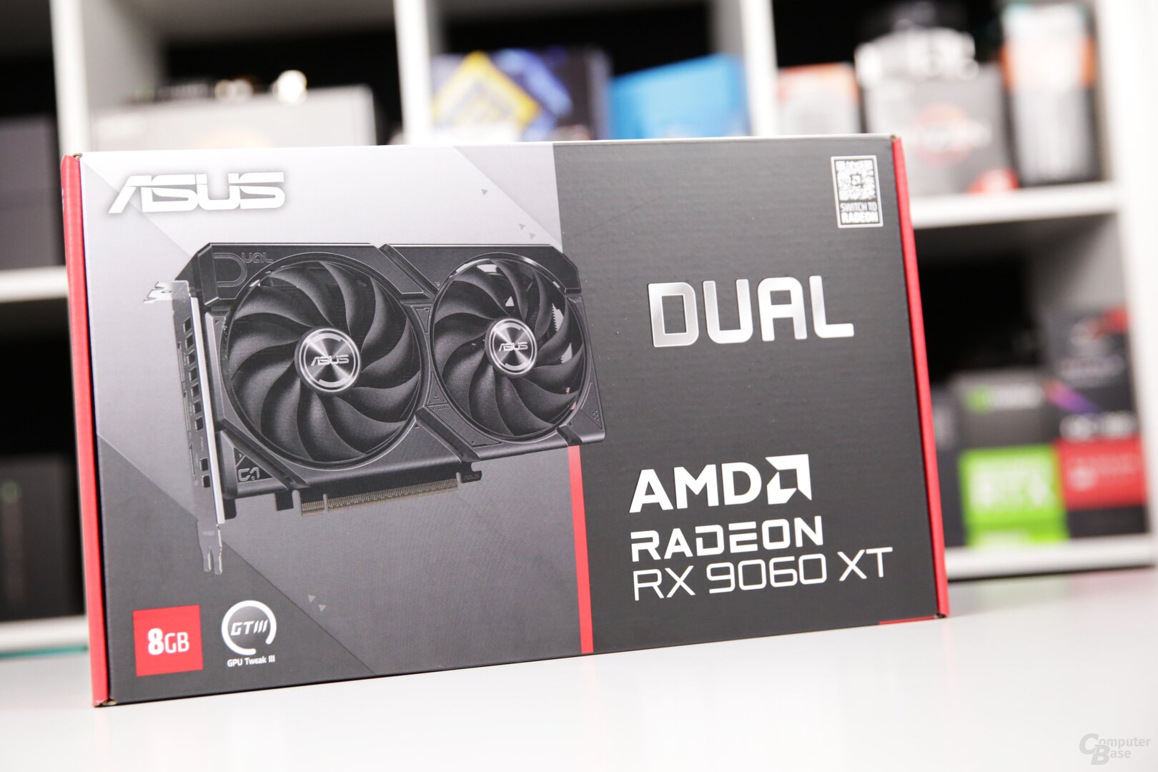 In der Redaktion eingetroffen: Eine Asus Radeon RX 9060 XT Dual mit 8 GB