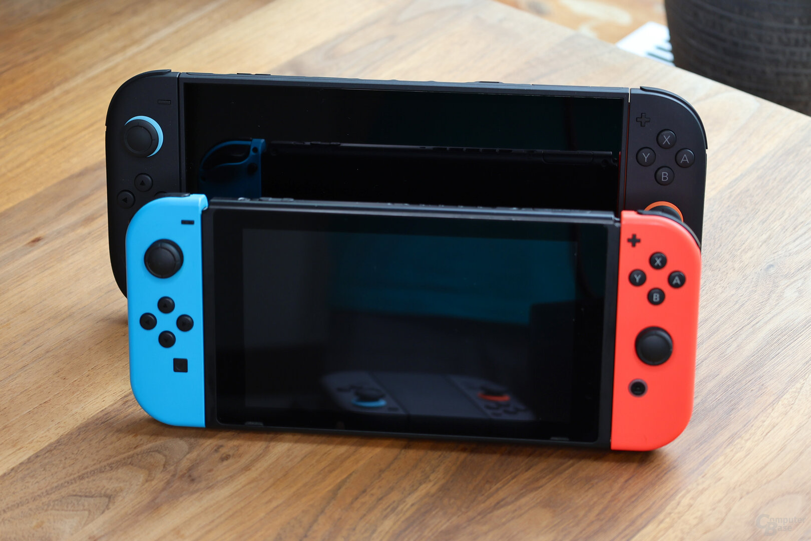 Nintendo Switch 2 hinter Switch 1