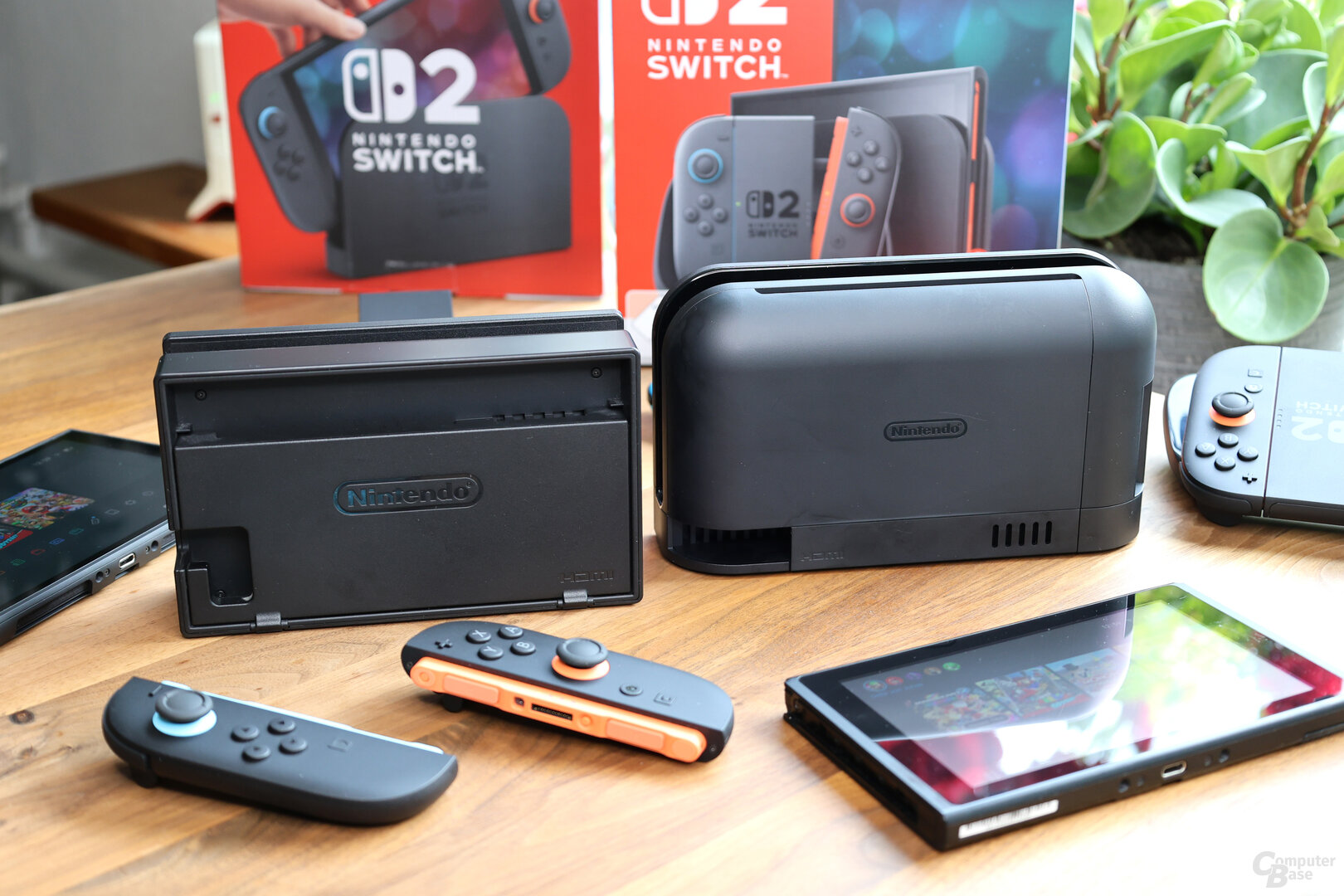 Dock der Switch 2 (rechts) und der Switch 1 (links)