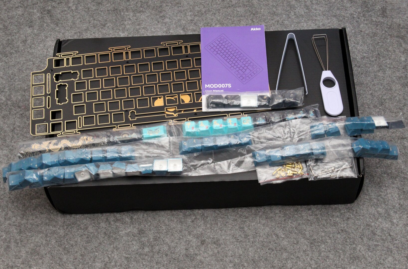 Lieferumfang: FR4-Plate, Kurzanleitung, Ersatzschrauben, Werkzeug, Tastenkappen für Mac & andere Sprachen, Kabel (nicht abgebildet)