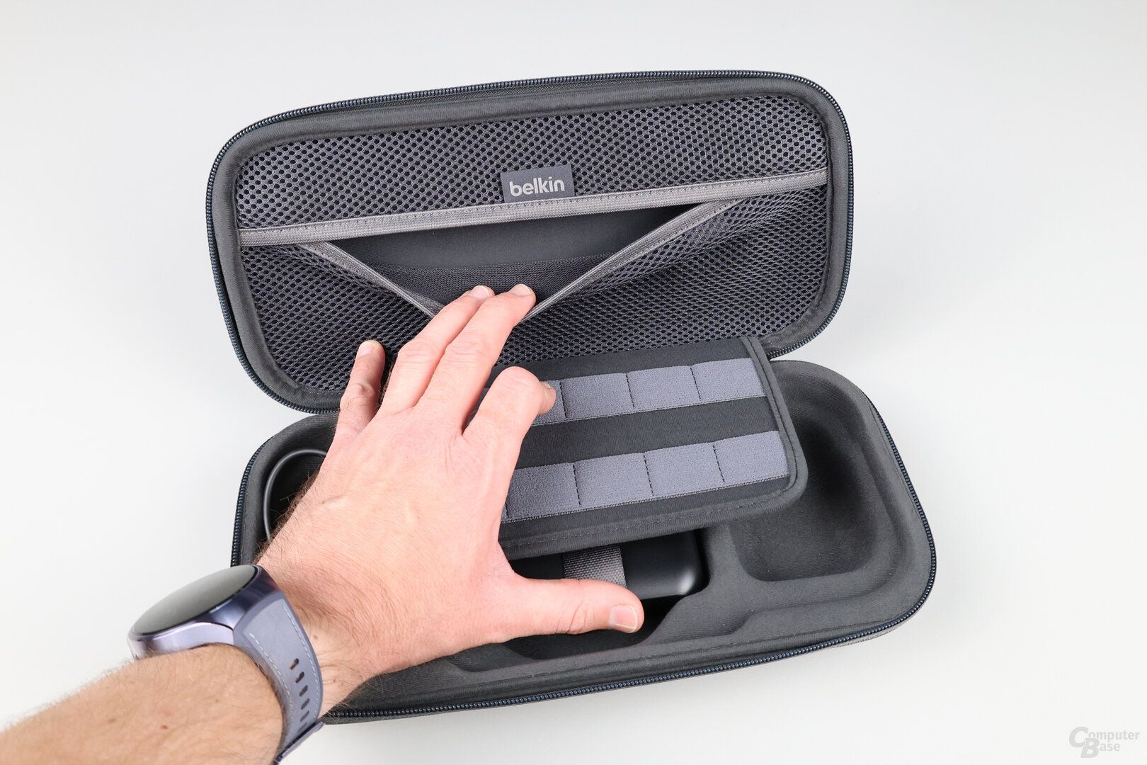 Platz für Kabel und die Joy-Con-Aufsätze