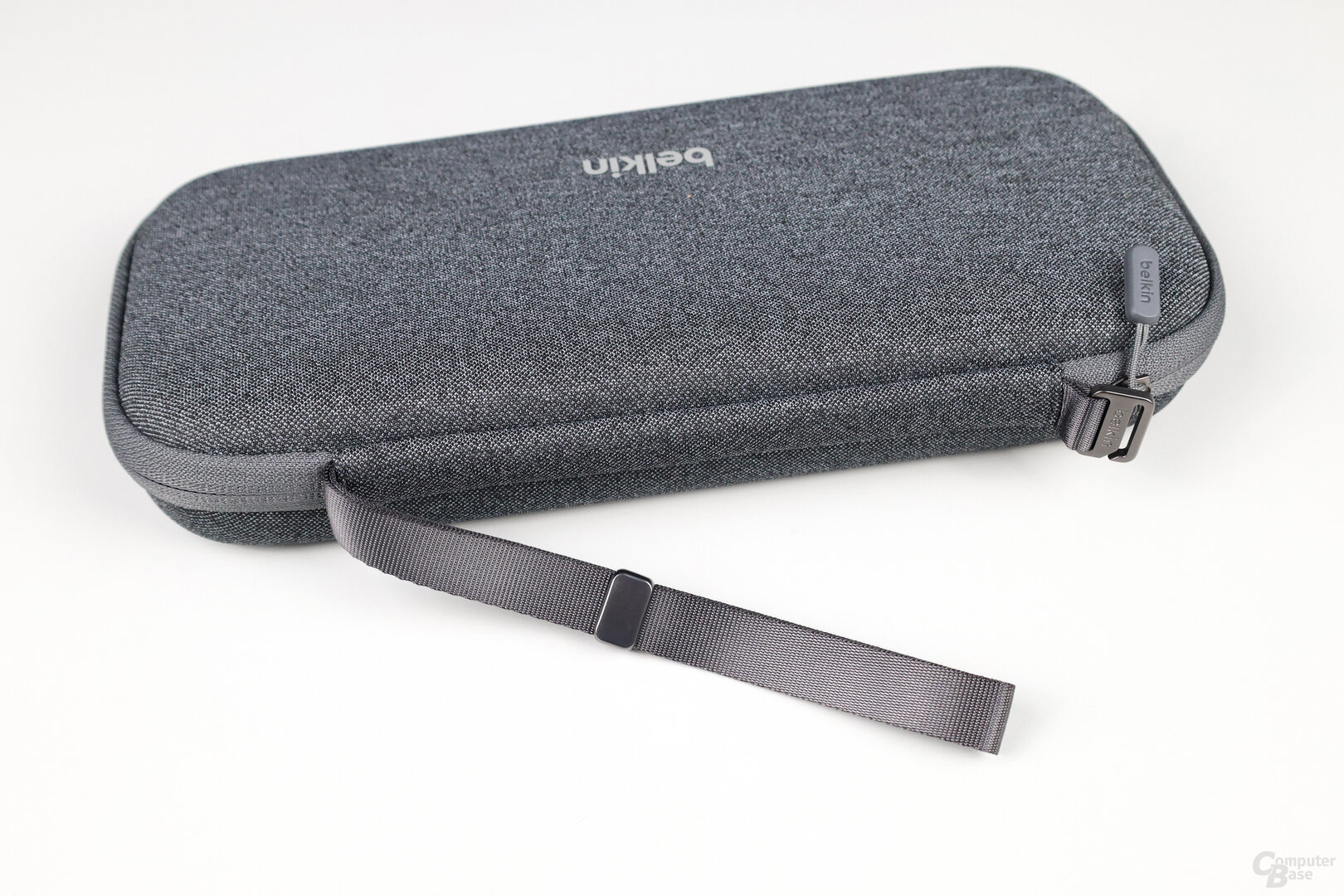 Travel Case: Der Griff lässt sich zur Trageschlaufe umwandeln