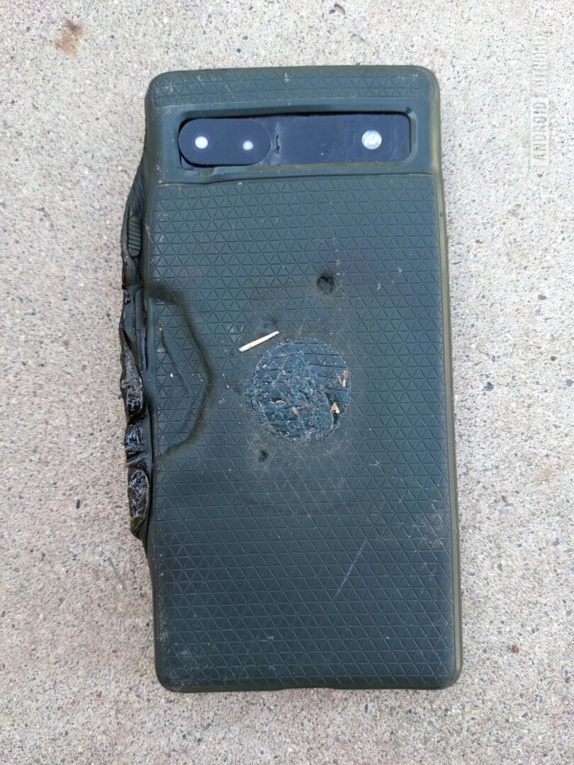 Ein Pixel 6a von Google nach Überhitzung des Akkus