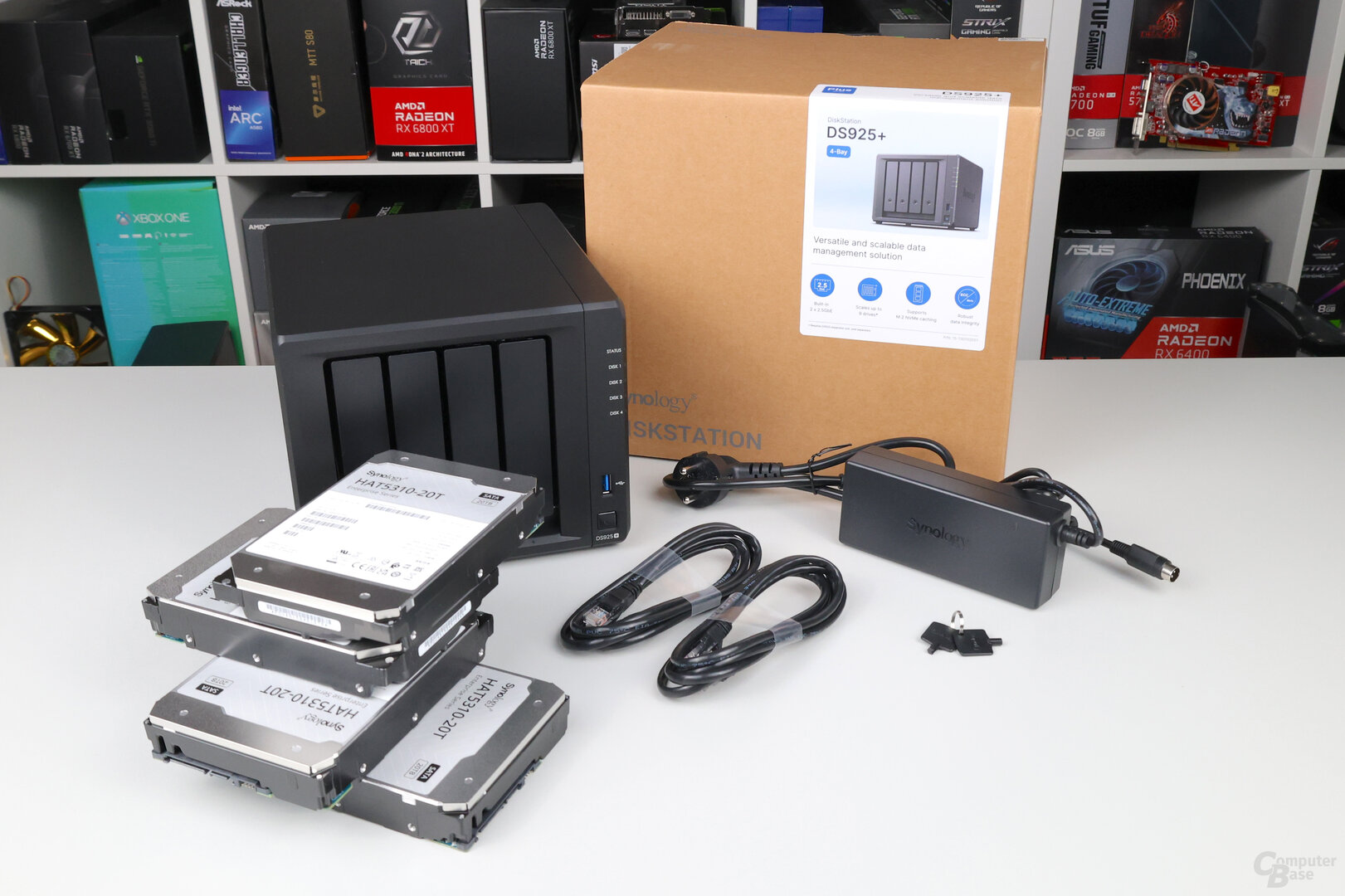 Lieferumfang der Synology DS925+ mit vier zusätzlich 20-TB-HDDs von Synology