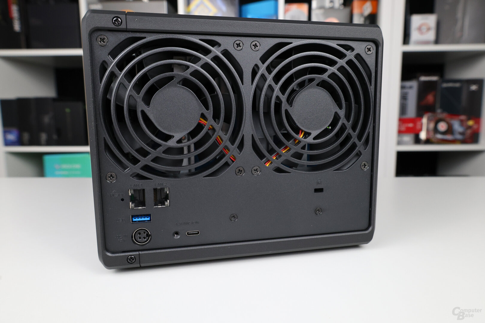 Zwei große Lüfter kühlen die Synology DS925+