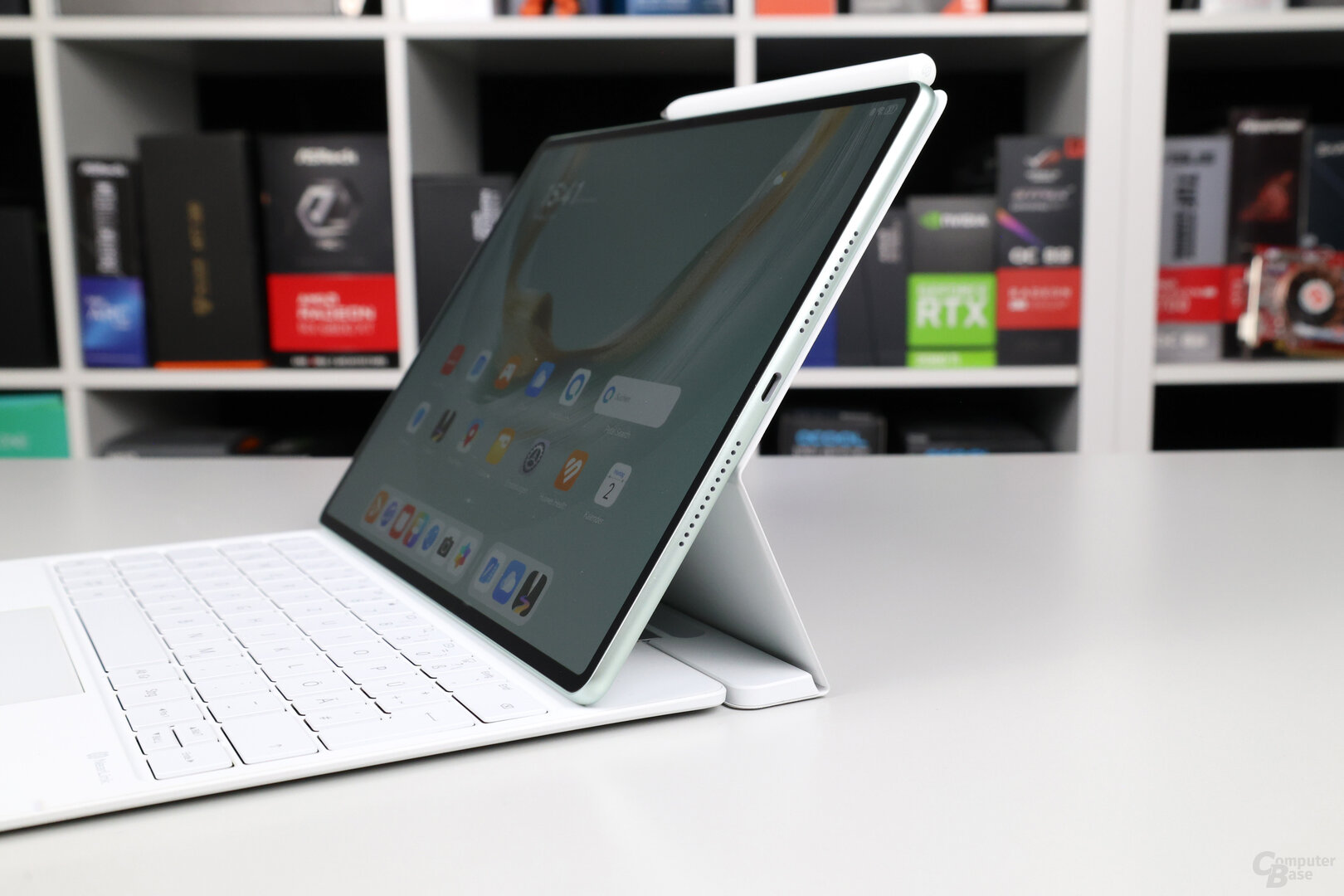 Das Glide Keyboard rastet an zwei Positionen magnetisch an der Auflage ein