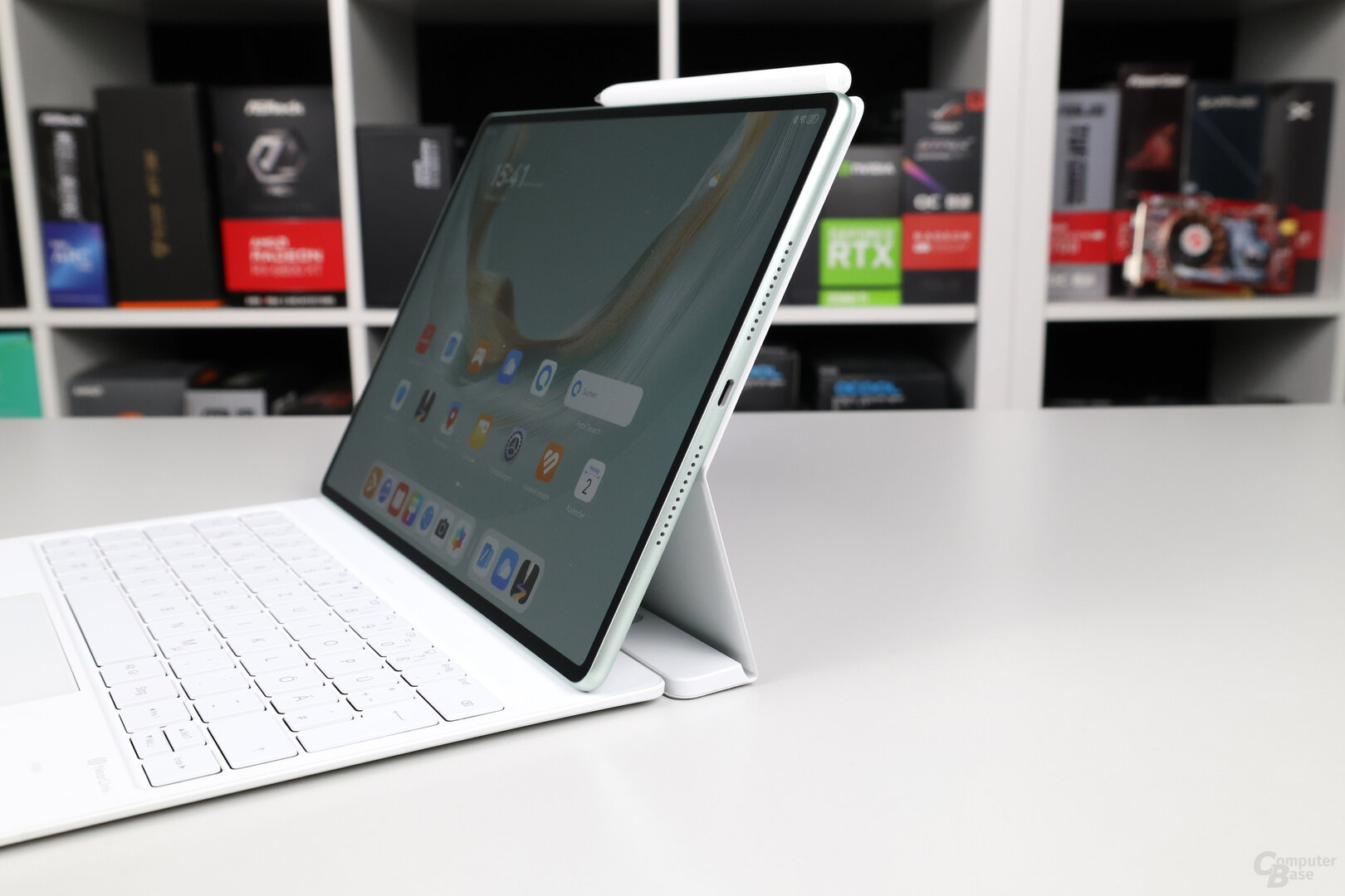 Das Glide Keyboard rastet an zwei Positionen magnetisch an der Auflage ein