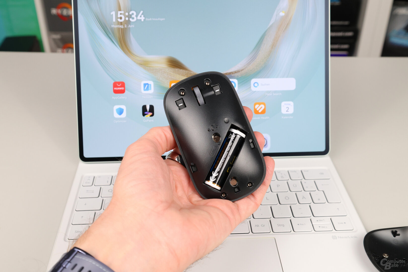 Unter der Abdeckung der NearLink-Maus sitzt die Batterie