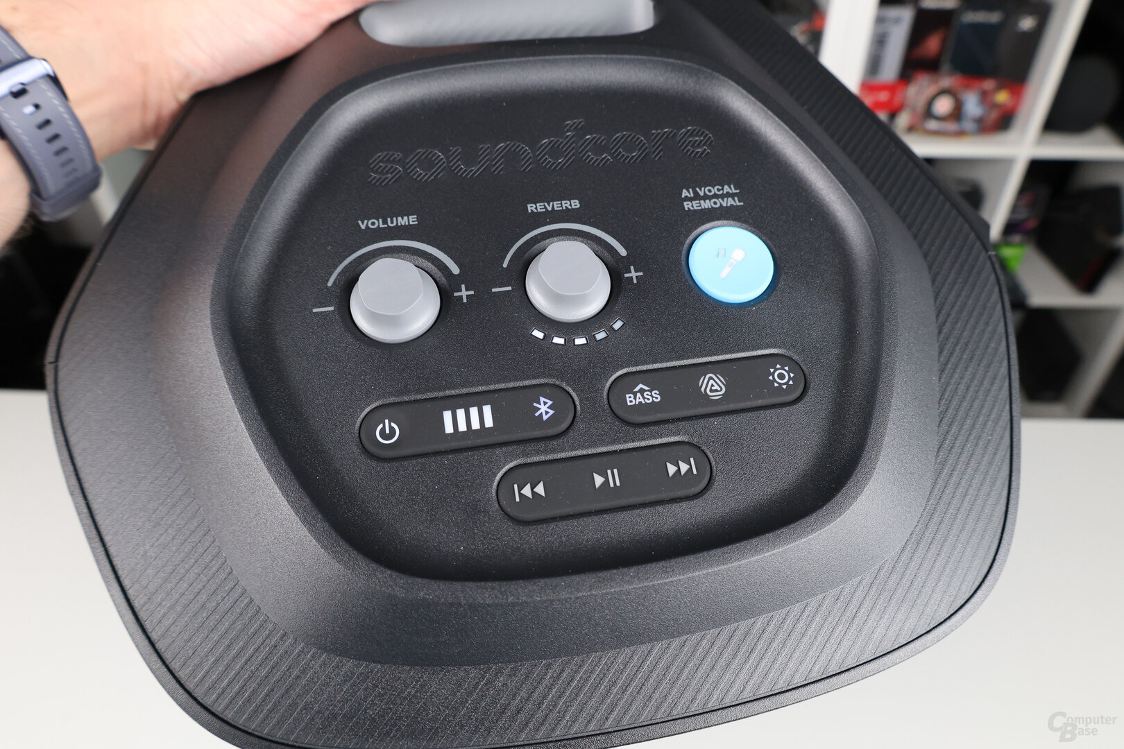 Bedienelemente des Soundcore Rave 3S an der Oberseite