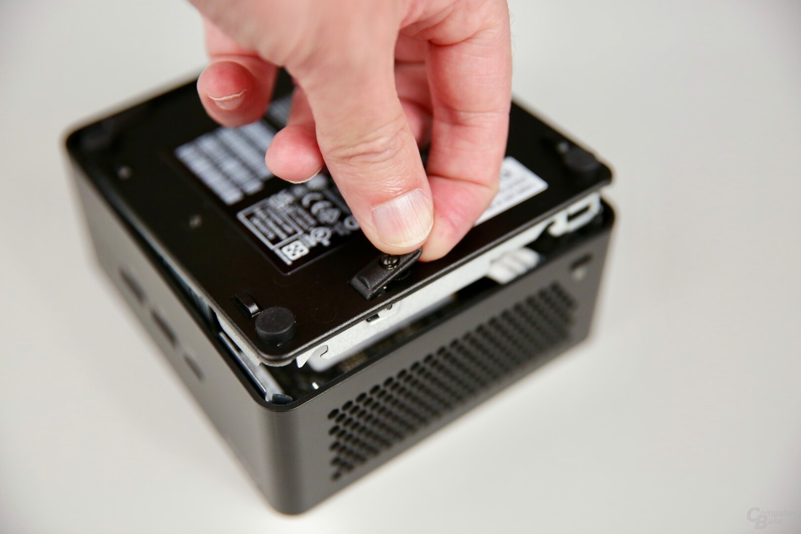 (K)eine Schraube(n) bei Asus NUC 15 Pro