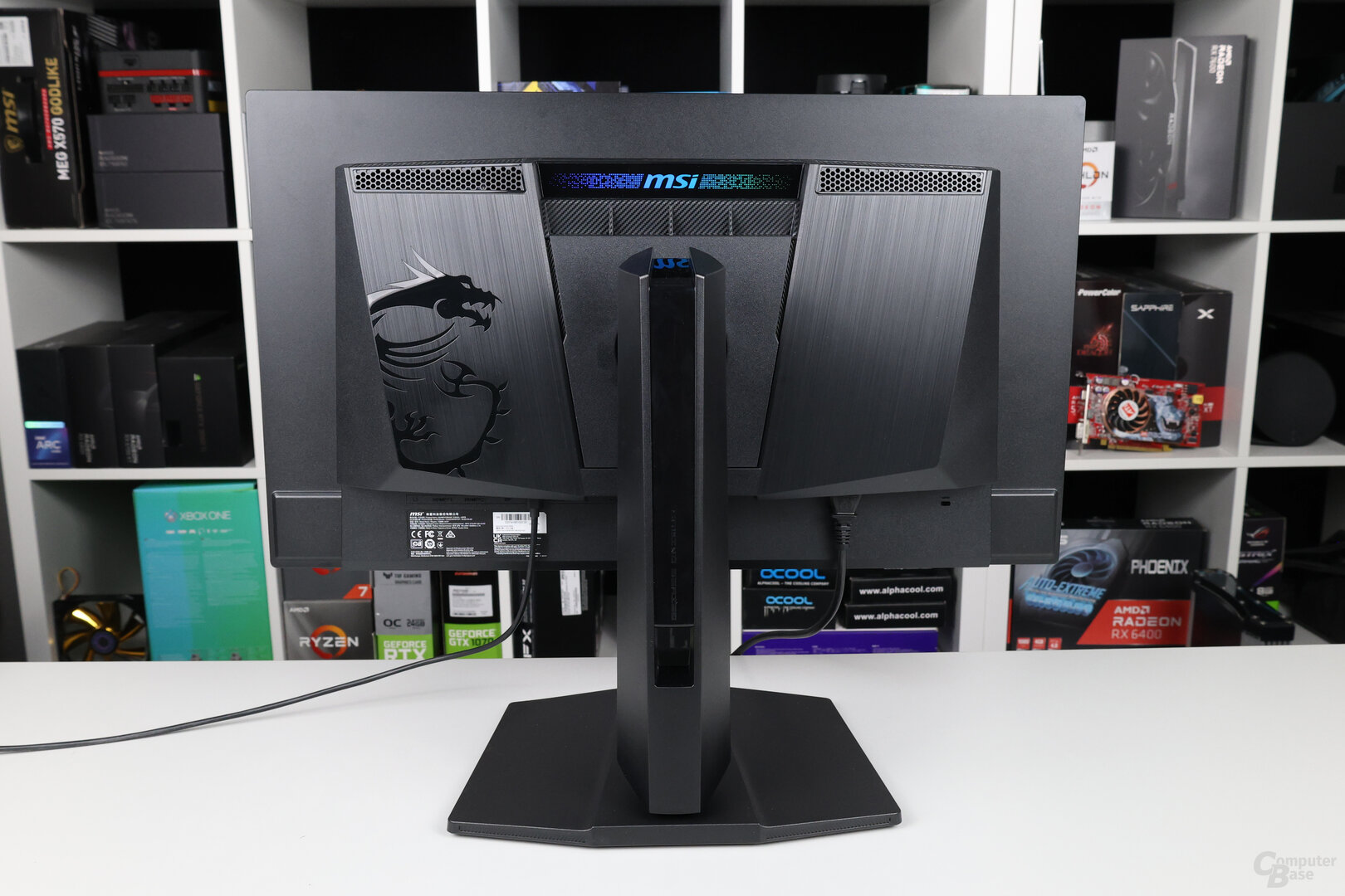 Dezente RGB-Beleuchtung des MSI-Schriftzugs auf dem MSI MPG 272URXDE QD-OLED