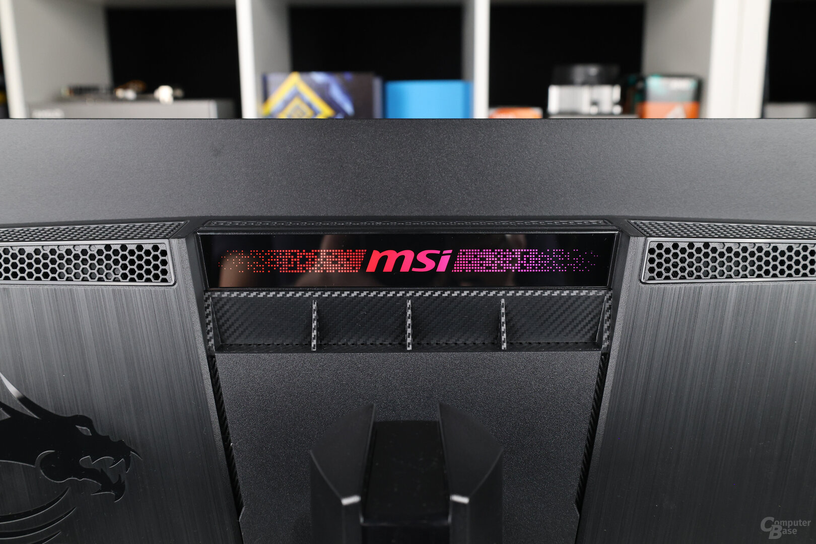 Dezente RGB-Beleuchtung des MSI-Schriftzugs auf dem MSI MPG 272URXDE QD-OLED