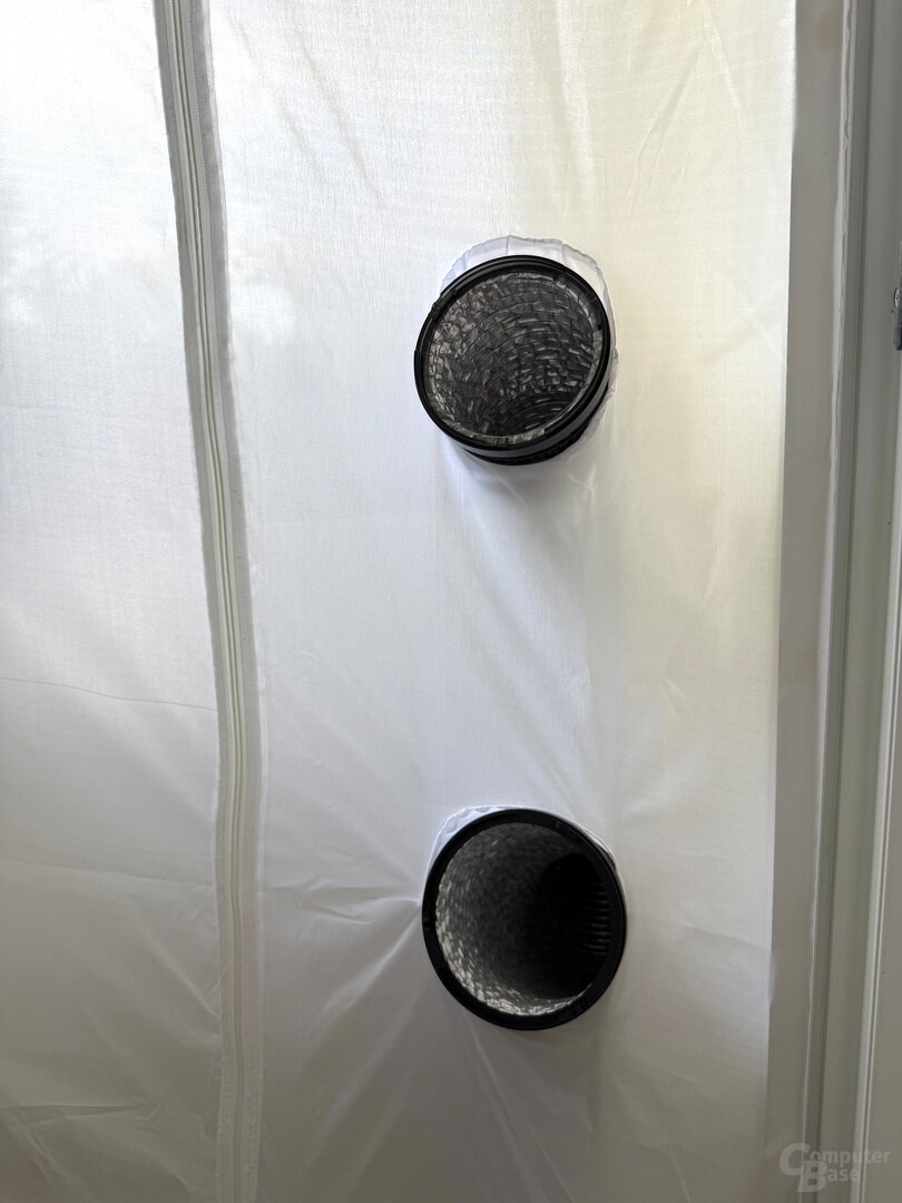 Testaufbau mit Fensterabdichtung für die beiden Schläuche