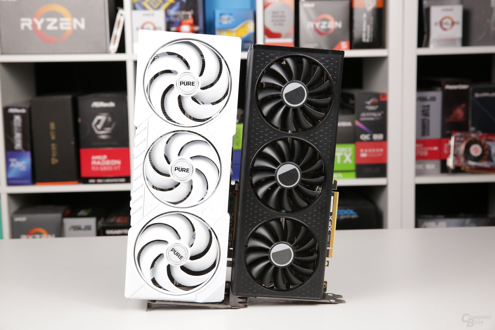 AMD RDNA 4 (RX 9070 XT, Links) und RDNA 3 (RX 7600 XT, Rechts)