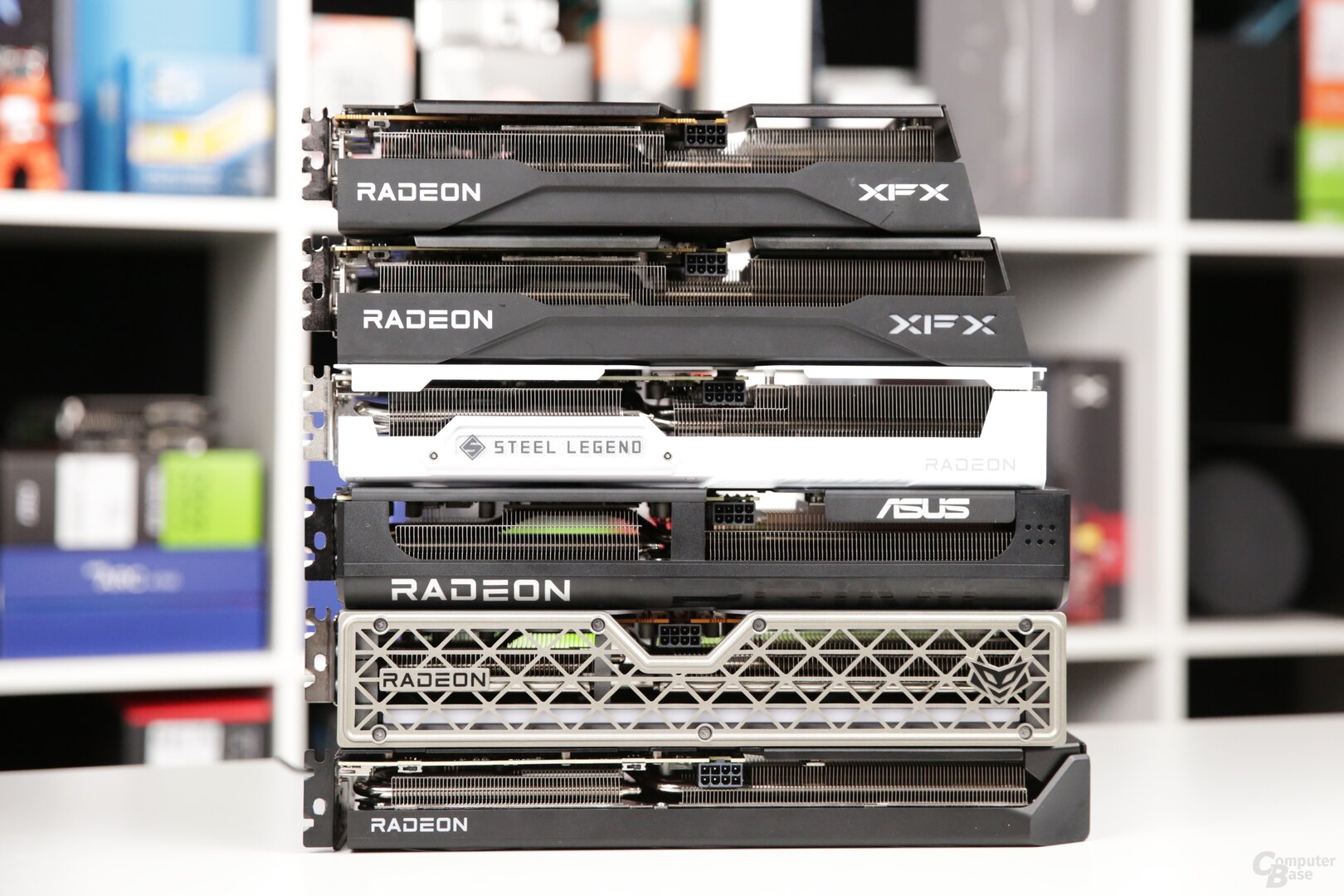 XFX Swift OC & Swift OC Triple Fan, ASRock Steel Legend, Asus Prime, Sapphire Nitro+ und PowerColor Hellhound im Vergleich (v.o.n.u.)