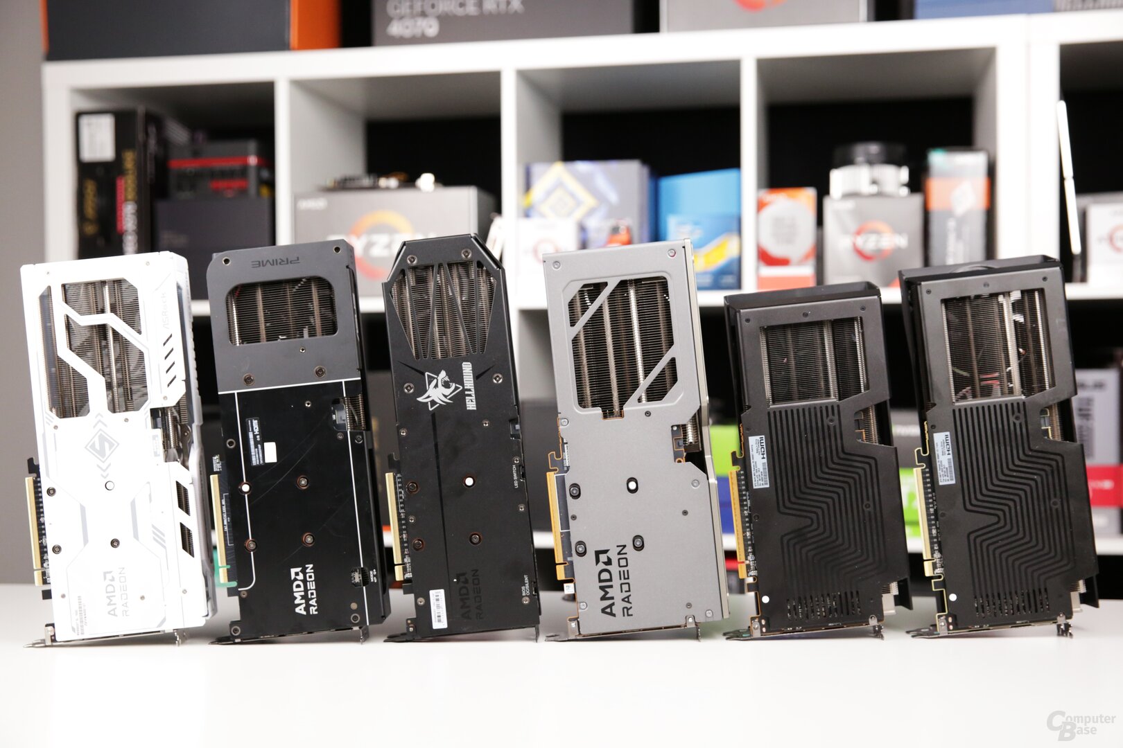 Radeon RX 9060 XT 16 GB im Vergleich: ASRock Steel Legend, Asus Prime, PowerColor Hellhound, Sapphire Nitro+, XFX Swift OC Triple Fan und Swift OC (v.l.n.r.)