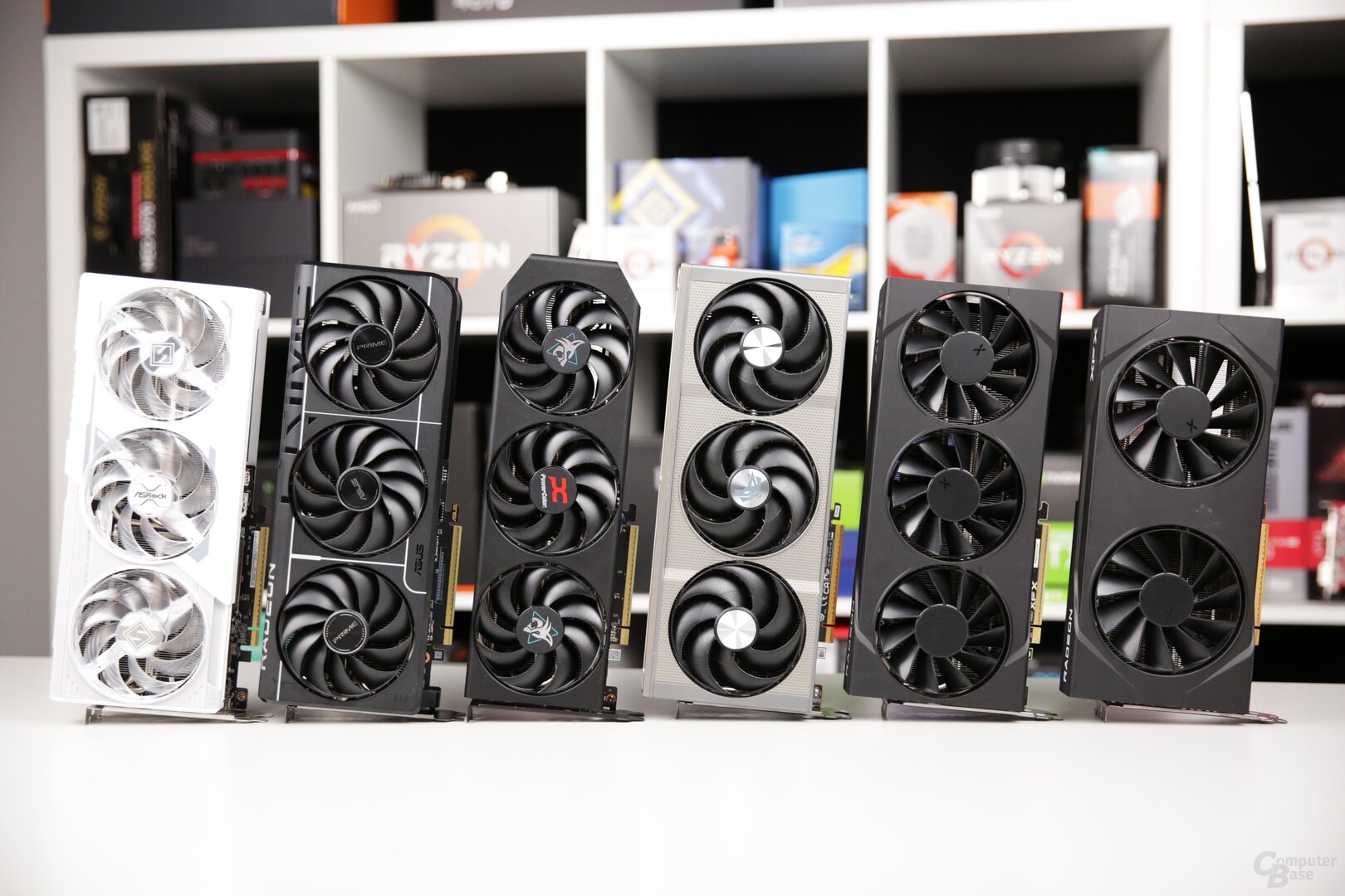 Radeon RX 9060 XT 16 GB im Vergleich: ASRock Steel Legend, Asus Prime, PowerColor Hellhound, Sapphire Nitro+, XFX Swift OC Triple Fan und Swift OC (v.l.n.r.)