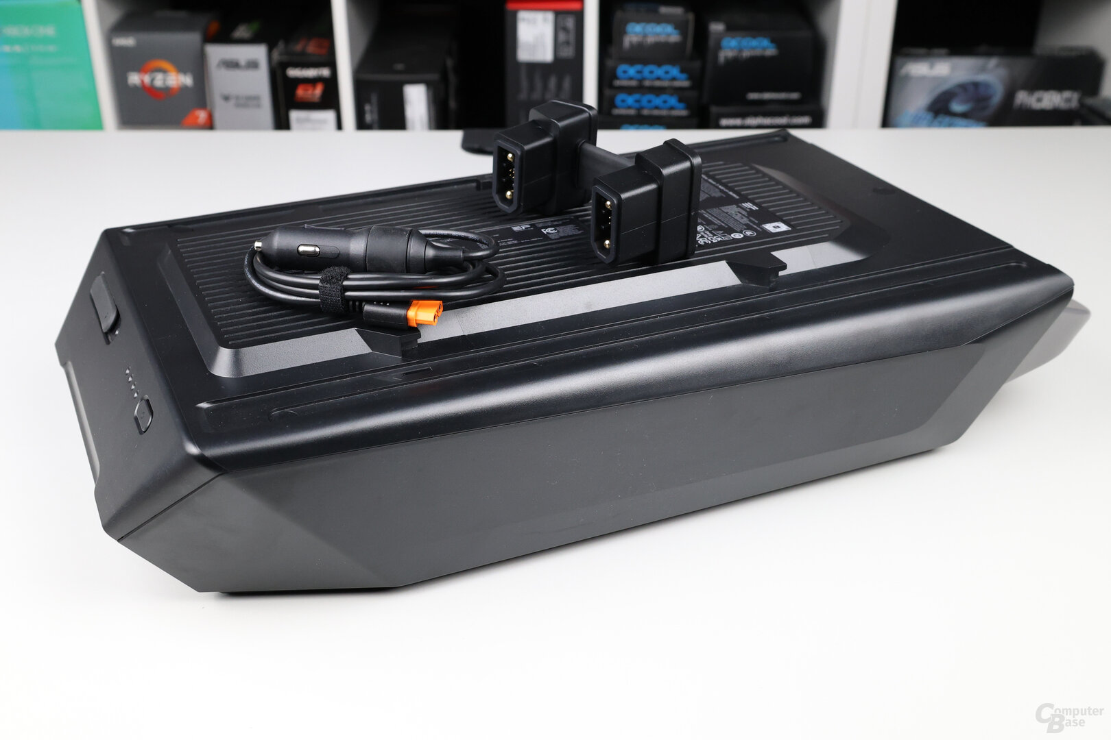 Zusatzbatterie der EcoFlow Wave 3 mit KFZ-Lade- und Verbindungskabel
