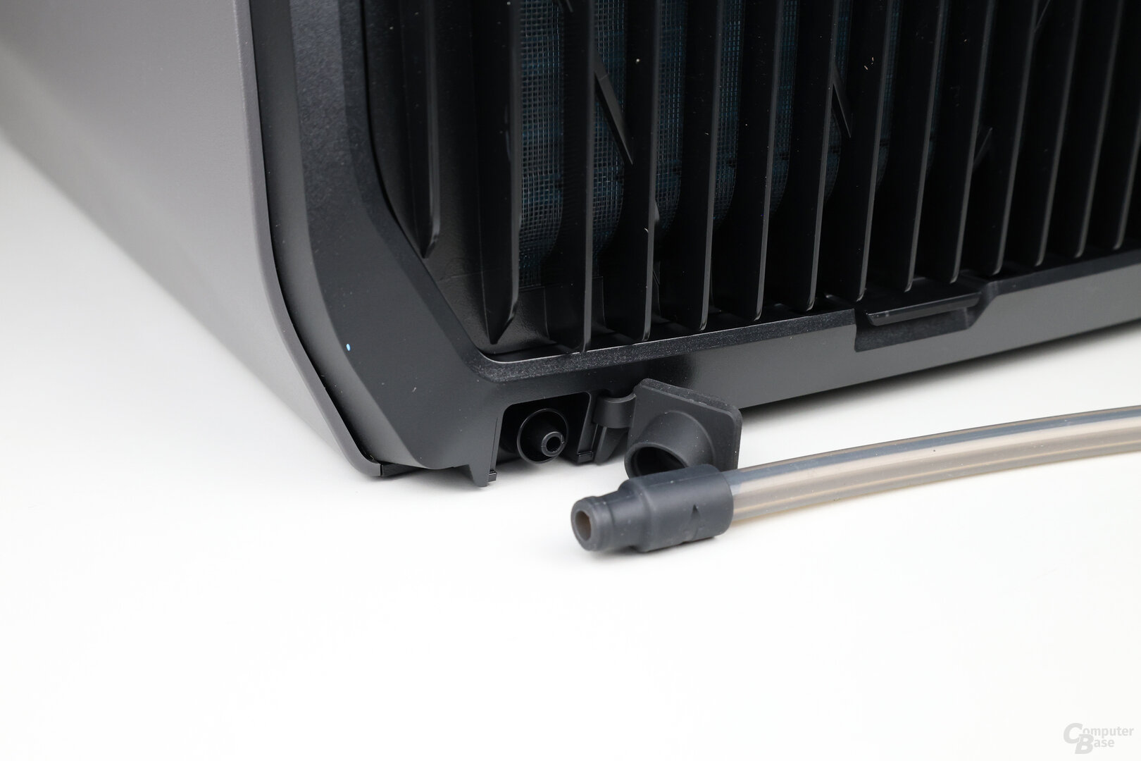 Wasserauslass der EcoFlow Wave 3 mit Schlauch