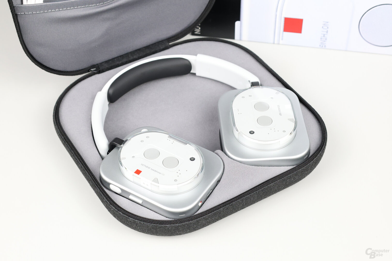 Flache Headphone (1) im flachen Transport-Case
