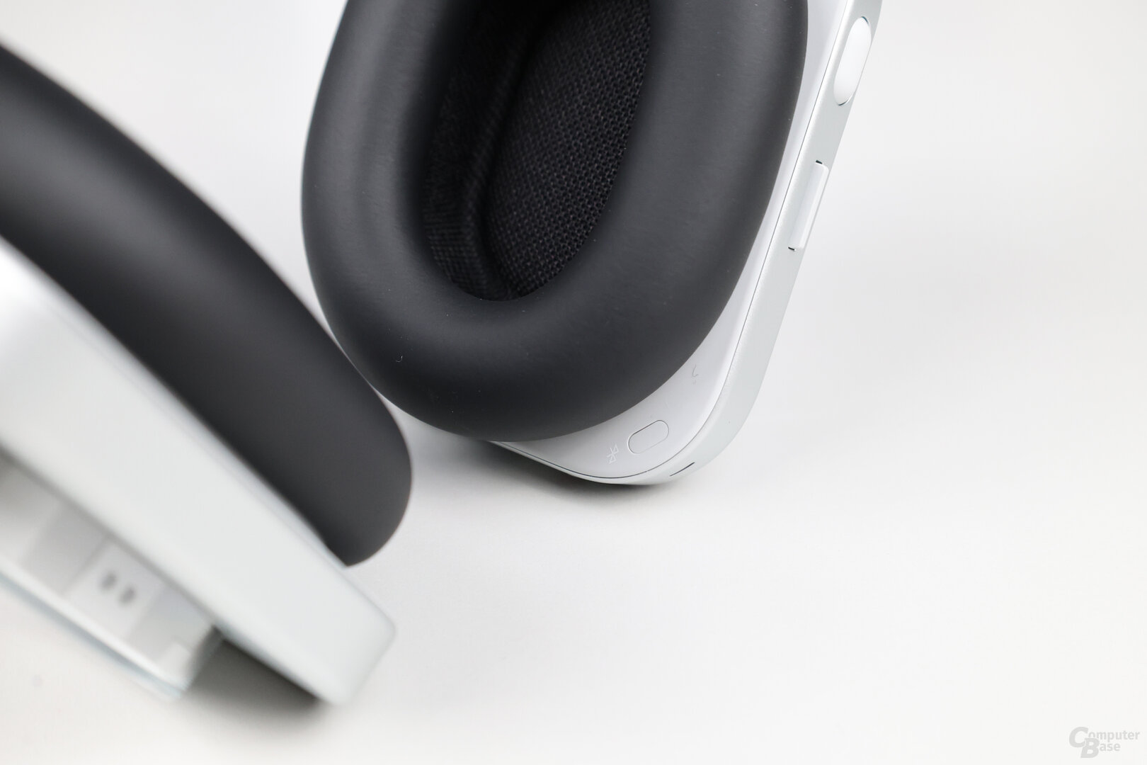 Bluetooth-Taste an der Innenseite der Ohrmuschel