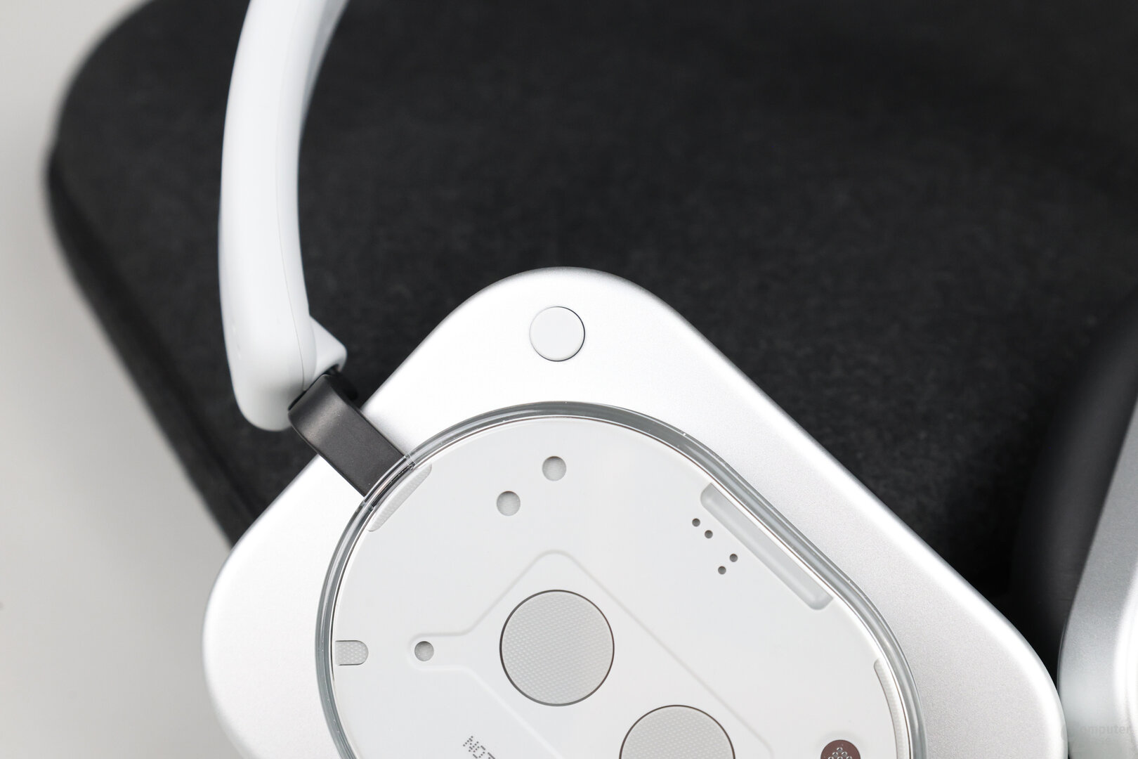 Die Taste an der Außenseite der Headphone (1)