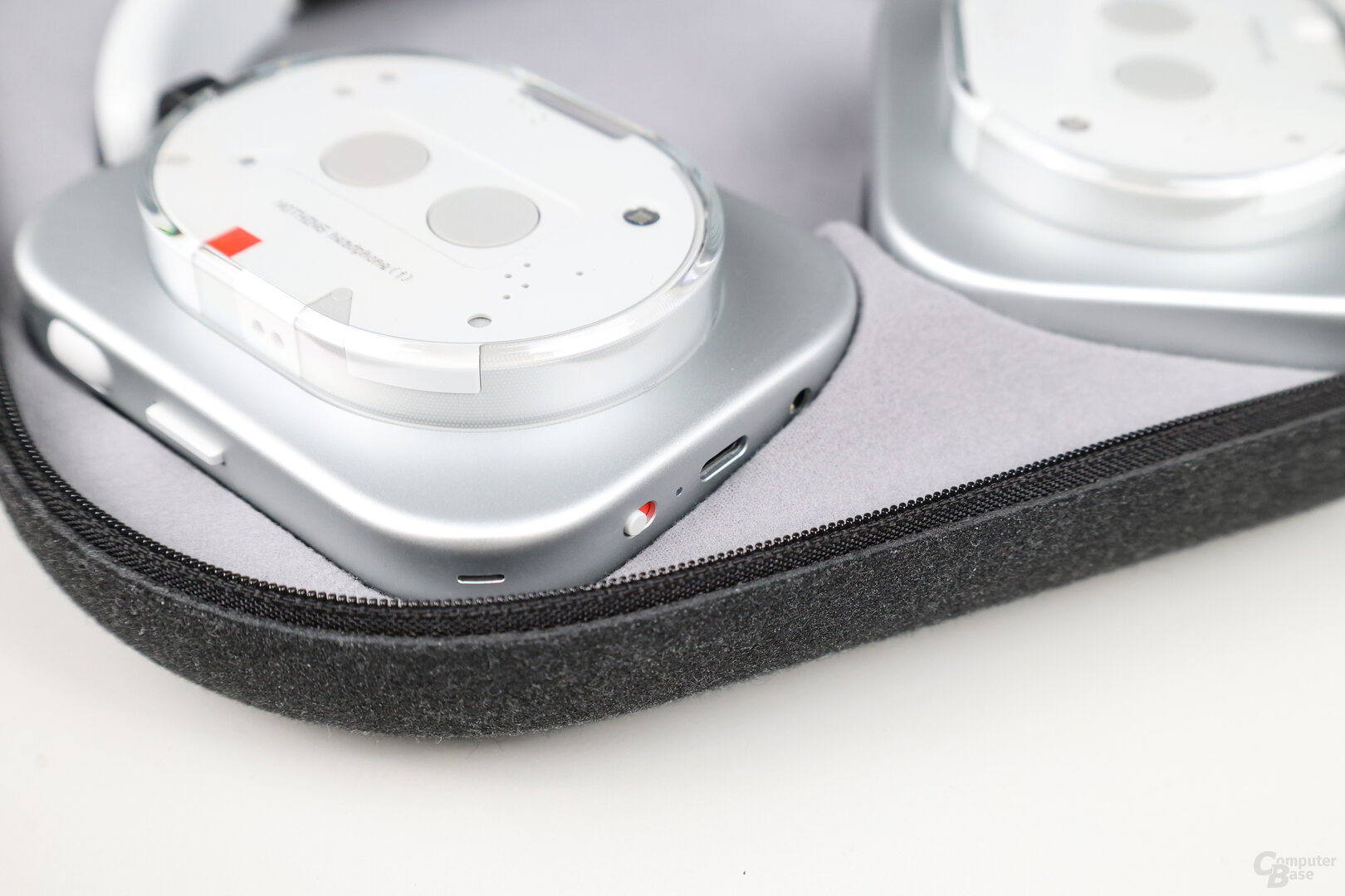 Zweistufiges Design der Ohrmuscheln der Headphone (1)