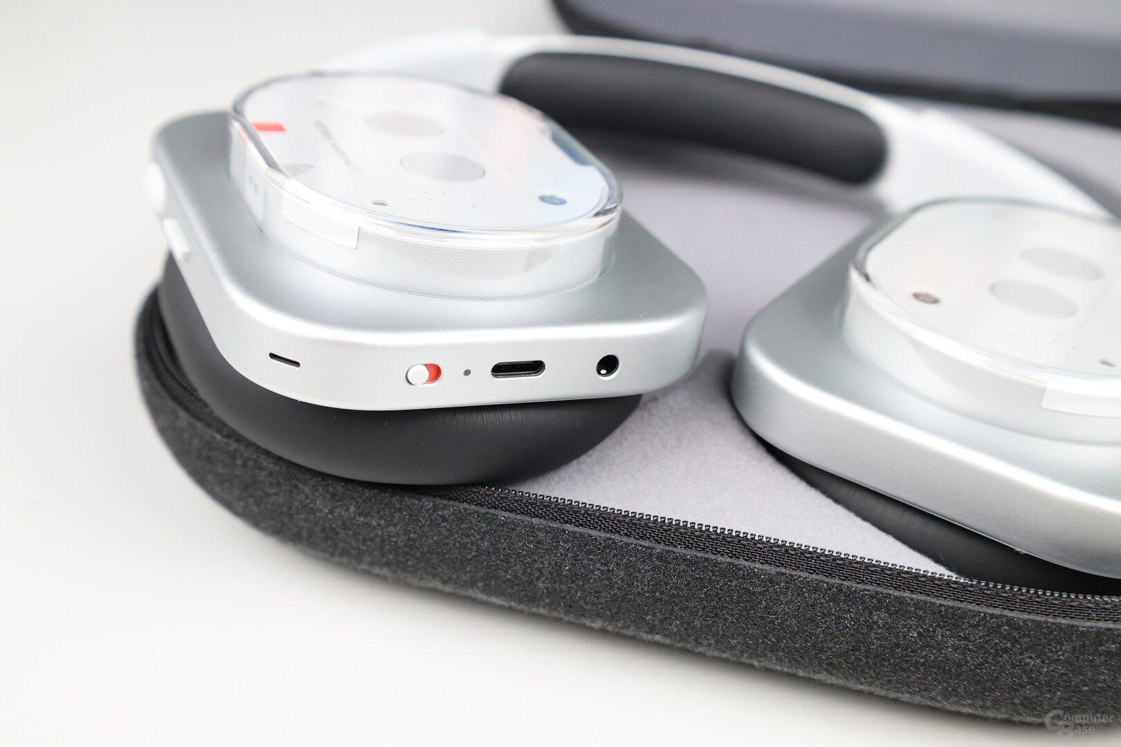 Power-Switch, USB-C und Klinke am rechten Ohrhörer