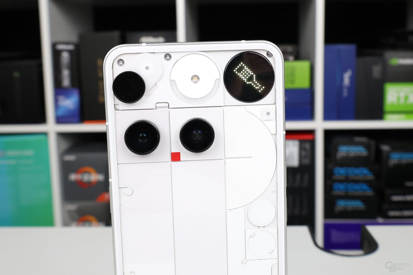 Auch Flaschendrehen lässt sich auf der Glyph Matrix spielen