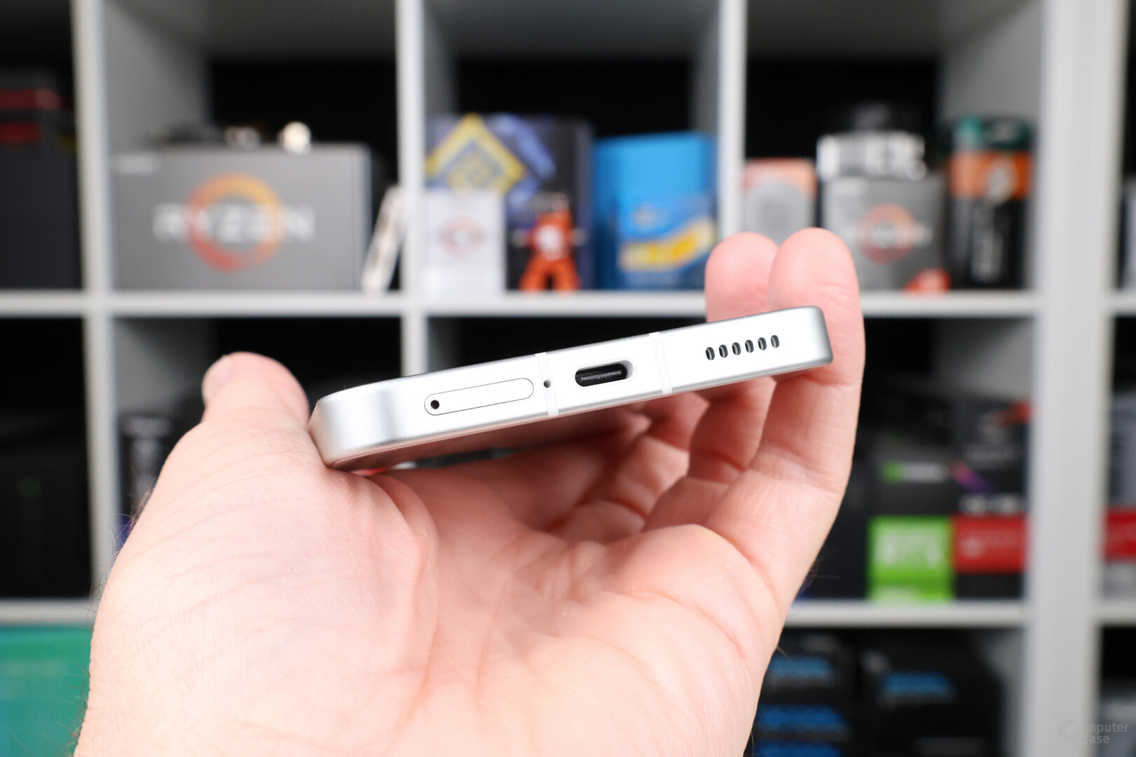 Dual-SIM-Schacht und USB-C im unteren Rahmen des Phone (3)