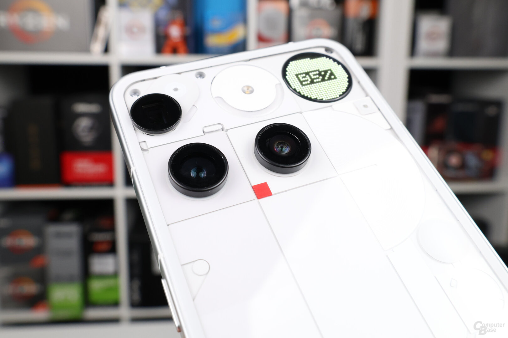 Phone (3): Hervorstehende Kameras und die Glyph Matrix mit Akkustand