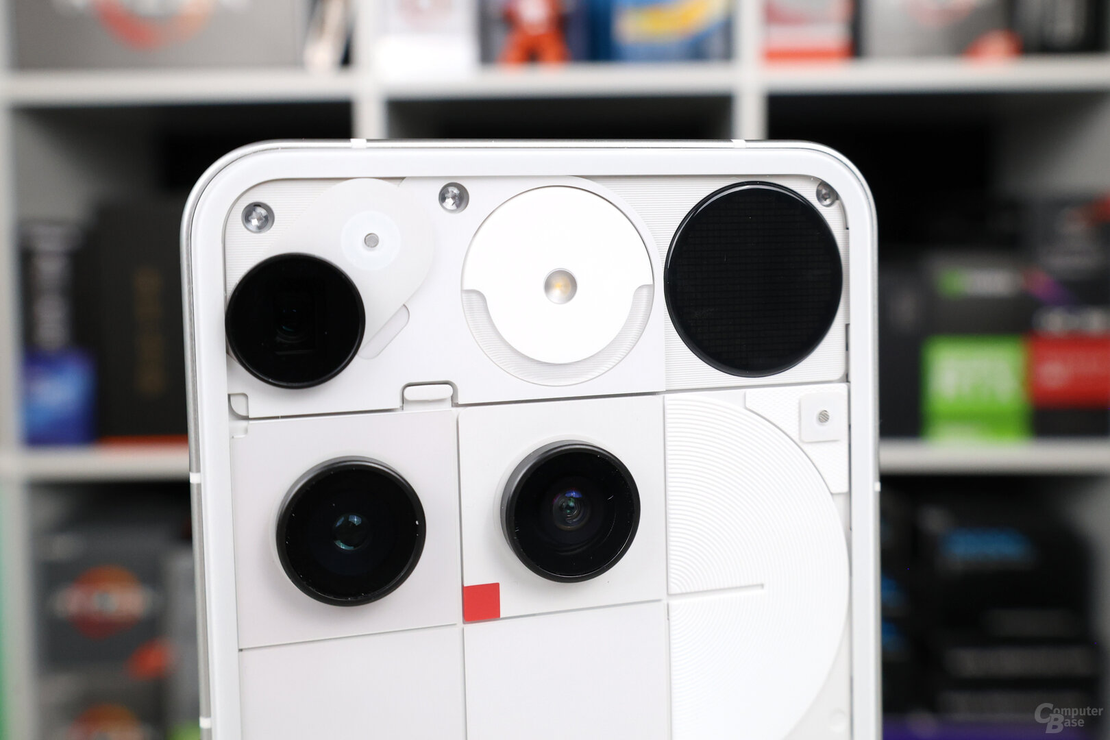 Im oberen Bereich der Rückseite des Phone (3) sitzen Kameras, Blitz, Mikros und die Glyph Matrix