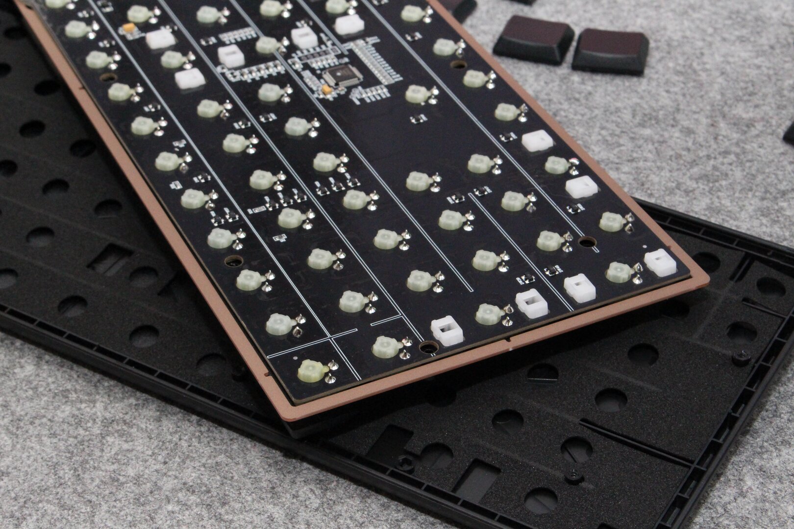 Zwischen PCB und Switch Plate verzichtet Cherry auf Dämmung