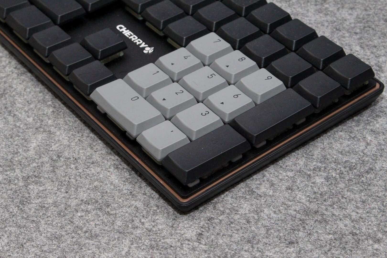 Tendenziell Schmutzfänger: Die Vertiefung um das Tastenfeld