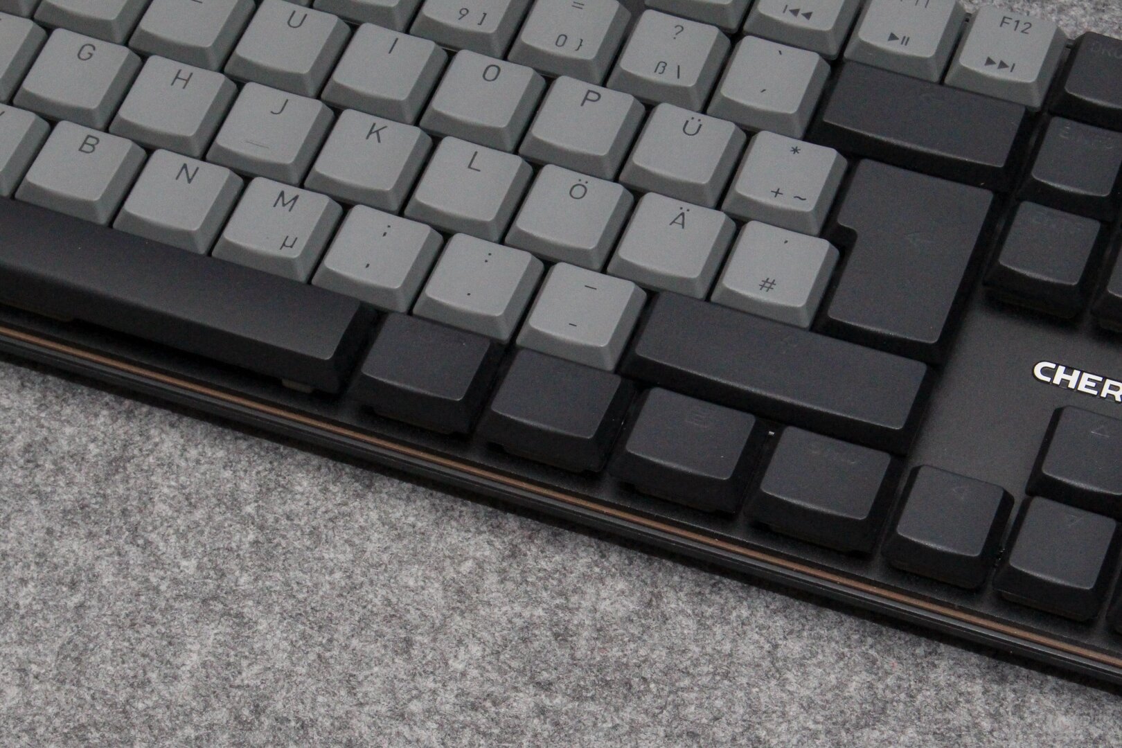 Ohne Licht sind schwarze Tasten schlechter ablesbar