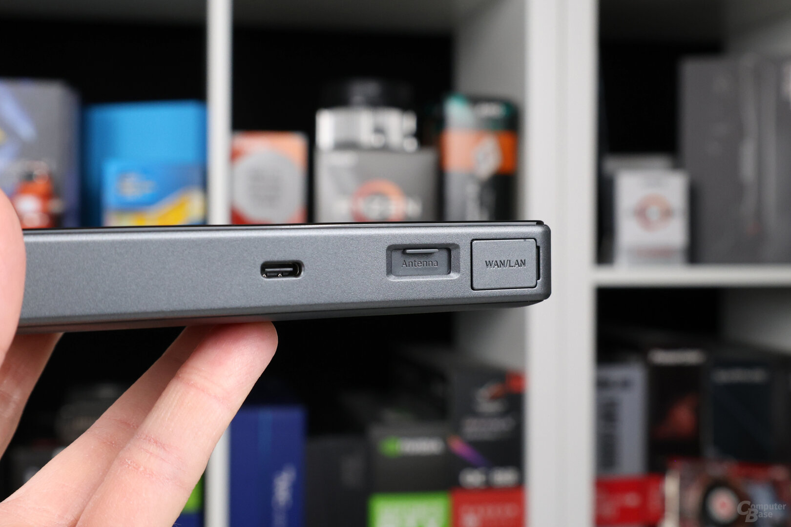 TP-Link M8550: USB-C, Antennen-Ports und LAN an der Unterseite
