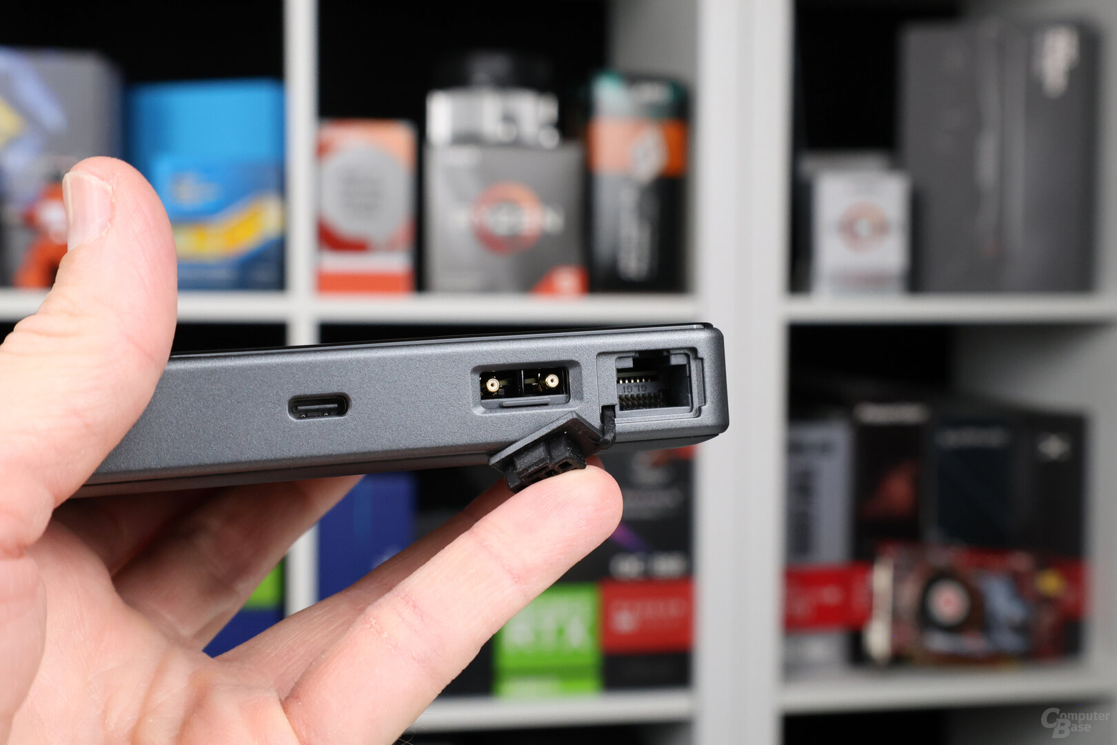 Für kabelgebundene Endgeräte bietet der TP-Link M8550 einen Gigabit-LAN-Anschluss, der auch als WAN dienen kann