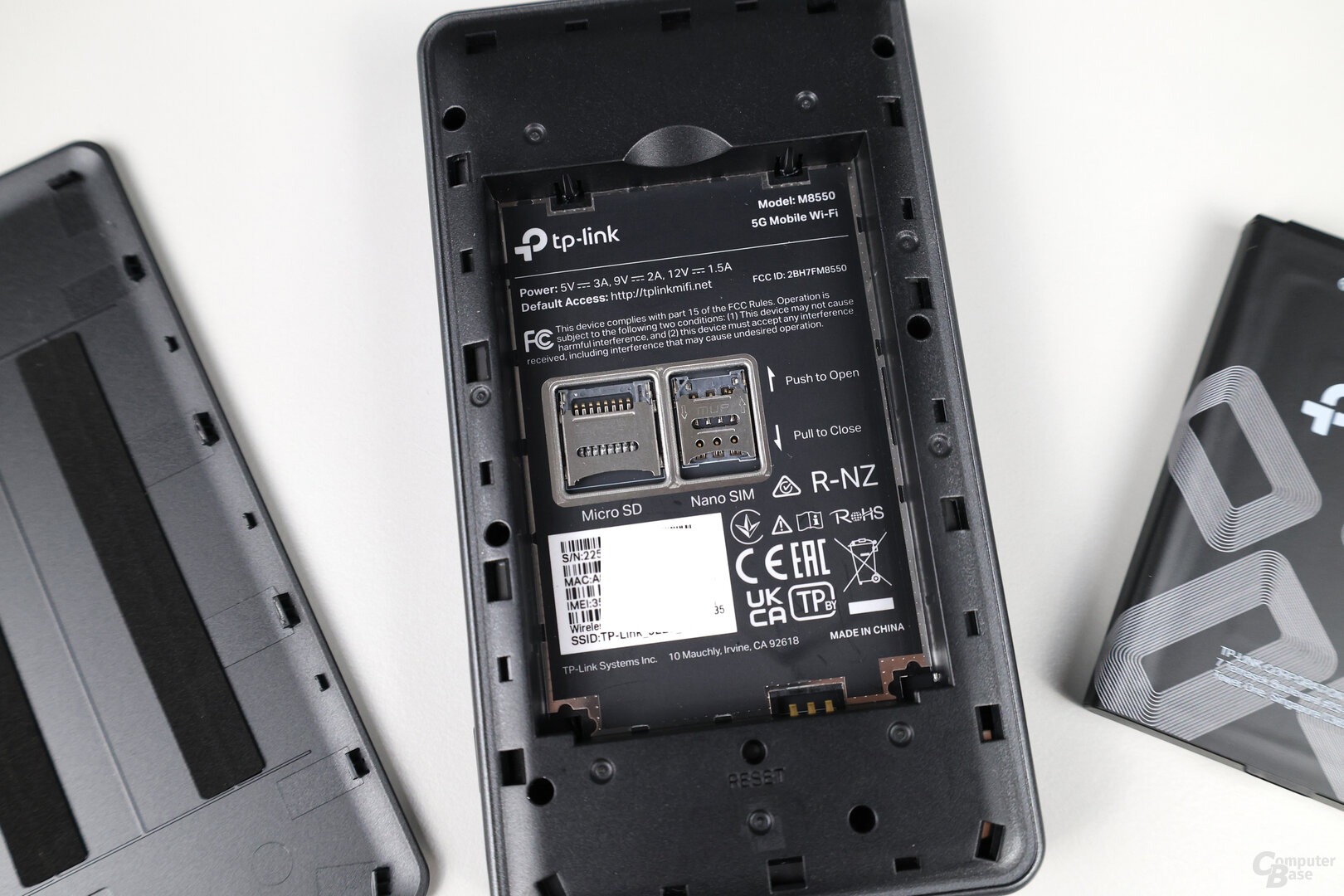 Unter dem Akku des TP-Link M8550 liegen die Steckplätze für die SIM- und microSD-Karte
